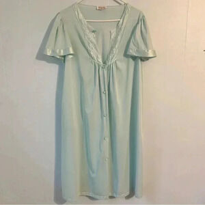Vintage women’s vanity fair house coat/robe. Size medium‎ powder blue.
